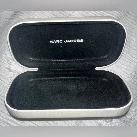 🆓Marc Jacobs Glasses Case🆓 - Picture 3 of 4